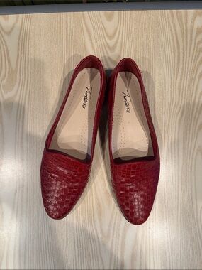 Trotters Women's Burgundy Woven Leather Slip-On Flats